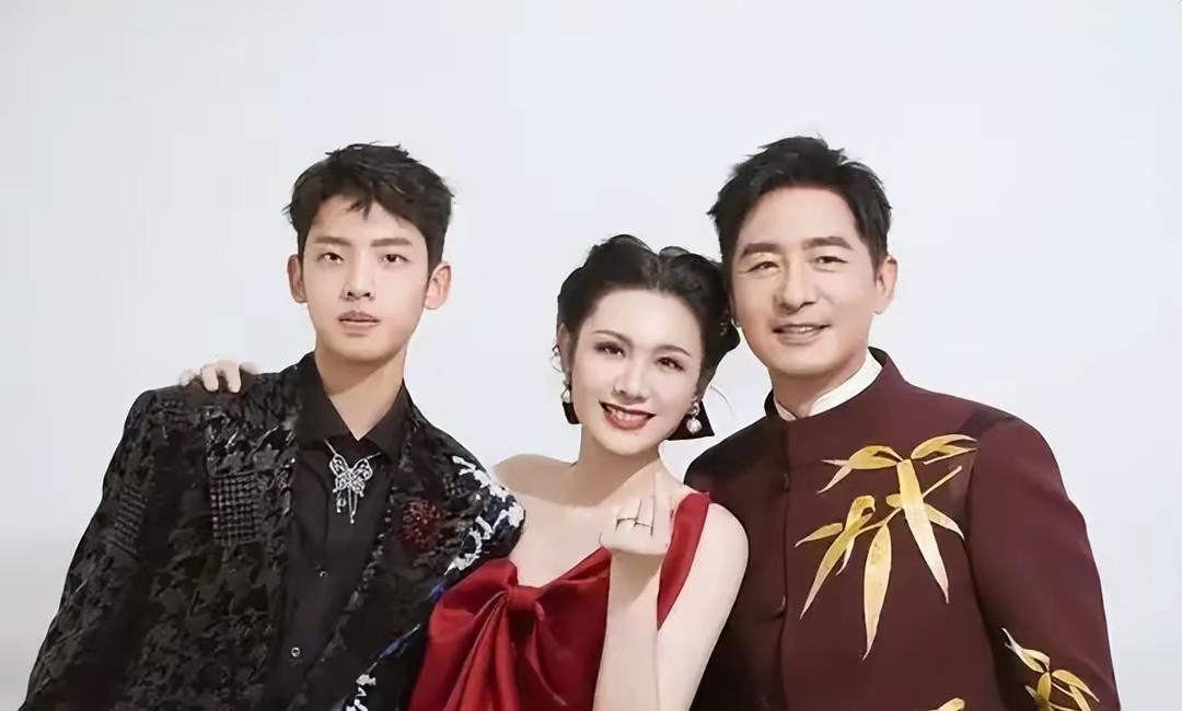 谁说星二代颜值是玄学？郭晓东16岁儿子郭子诚摘牙套直接惊艳众人！小麦肤色配上卷卷