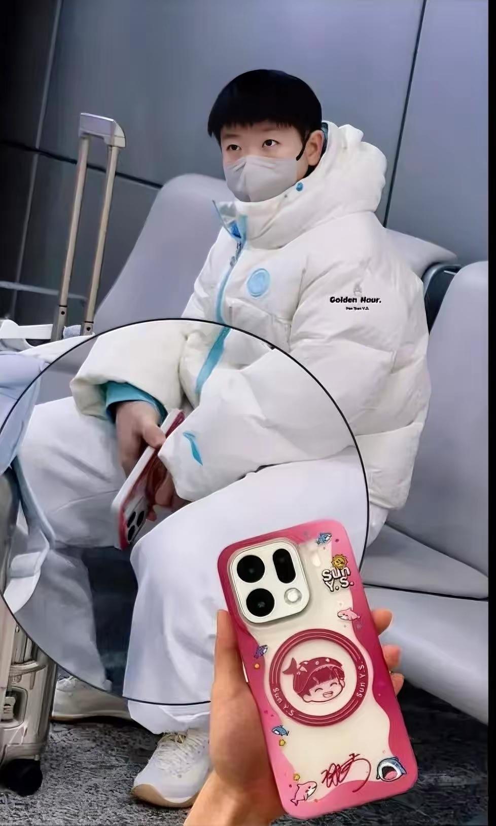 孙颖莎今晚怕是没法合眼了，不到一天时间，她的穿搭被网友扒了个精光，就连用的手