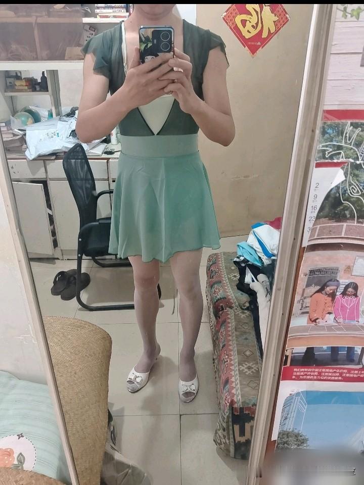 男生偷偷在家里穿丝袜，连衣裙，偷偷的拍照，体验女装带来的快乐！你是不是也在家里偷