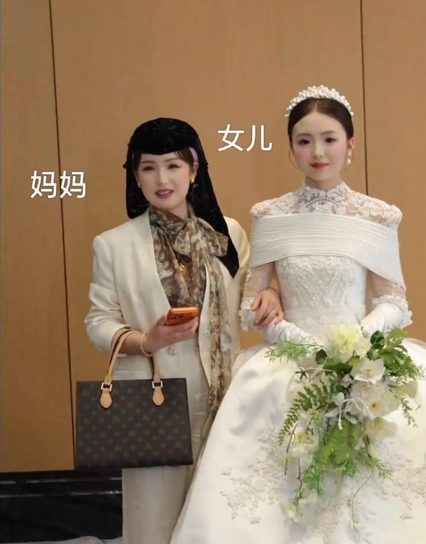 新娘的妈妈才32岁，回族人好漂亮。