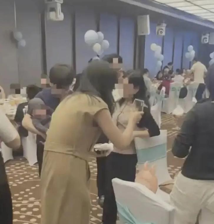 深圳一位单亲妈妈，为了给孩子上户口，情急之下找了个陌生男人“假结婚”，说好给10