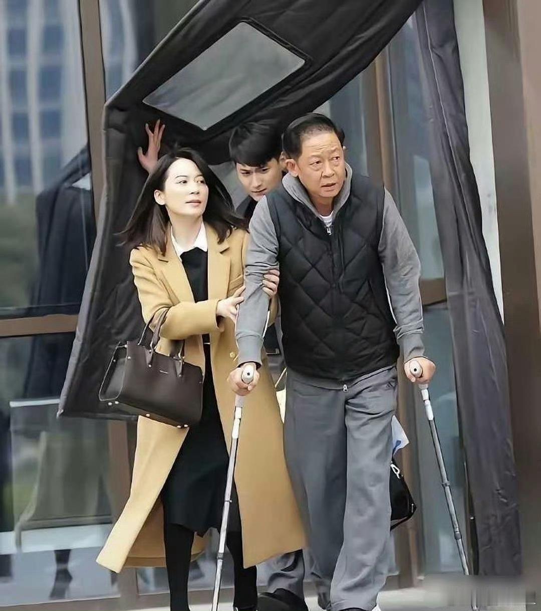 王志文都这样了，身边还是美女不断啊