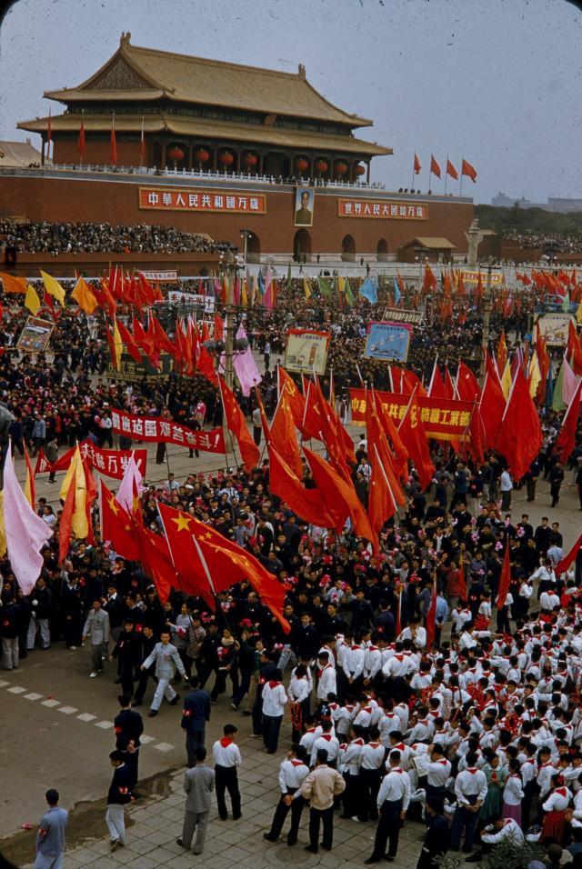 1957年，北京五一劳动节游行。