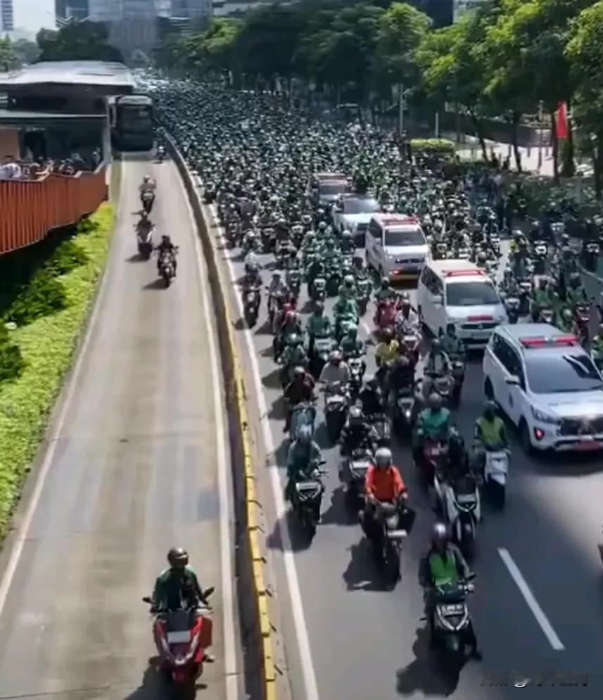 印尼突然乱了。示威者刚刚纵火焚烧了望加锡市议会大厦，画面非常地狱。印尼雅