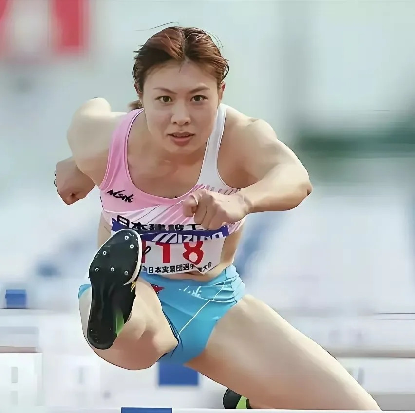 30年前的12秒44，成了中国女栏跨不过去的一道天堑。很多人都盯着吴艳妮的12秒74，说差距太大，但