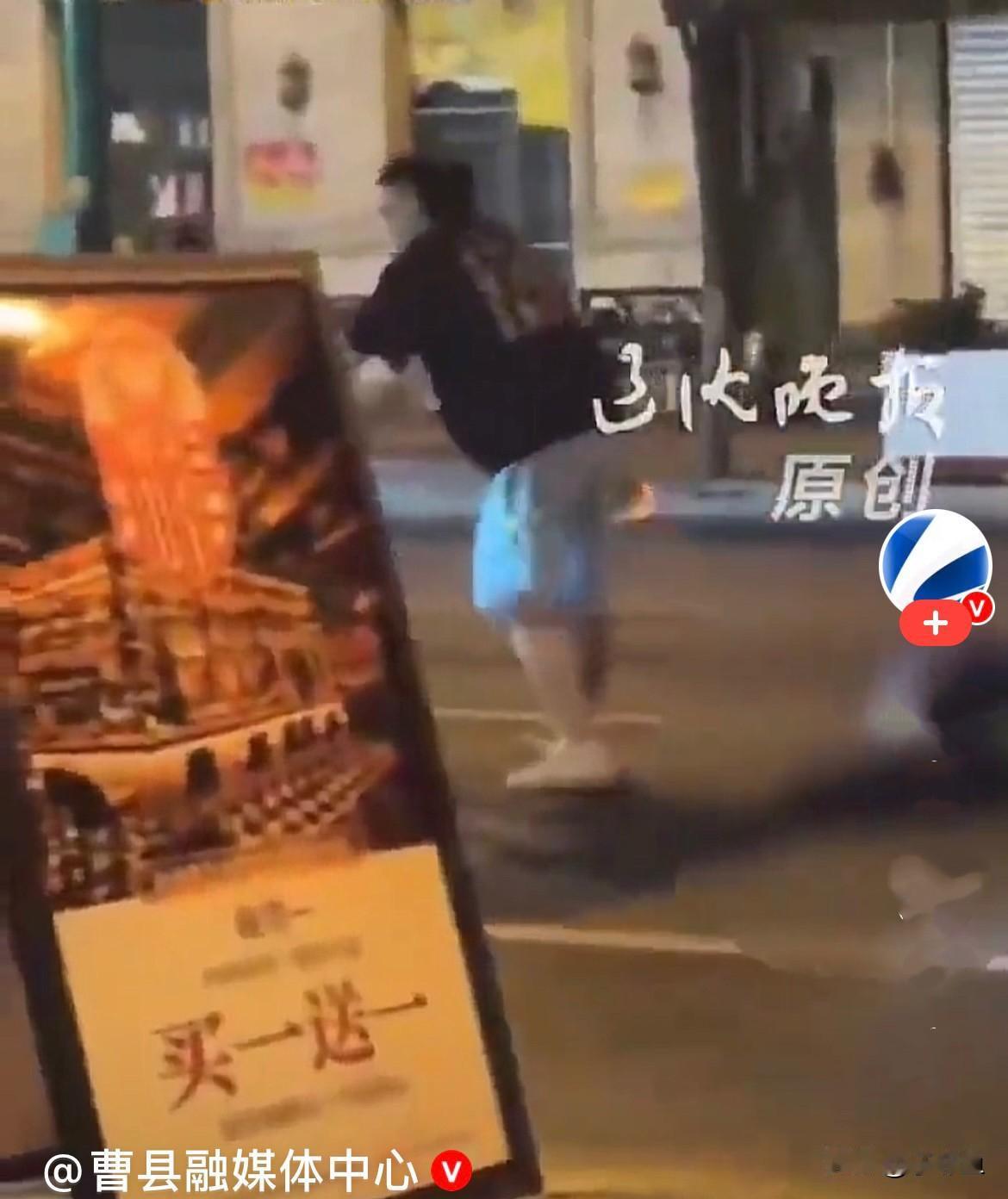 近日，辽宁沈阳凌晨的街头，一名女孩坐在电动车后座，毫无征兆突然从车上重重摔落，直