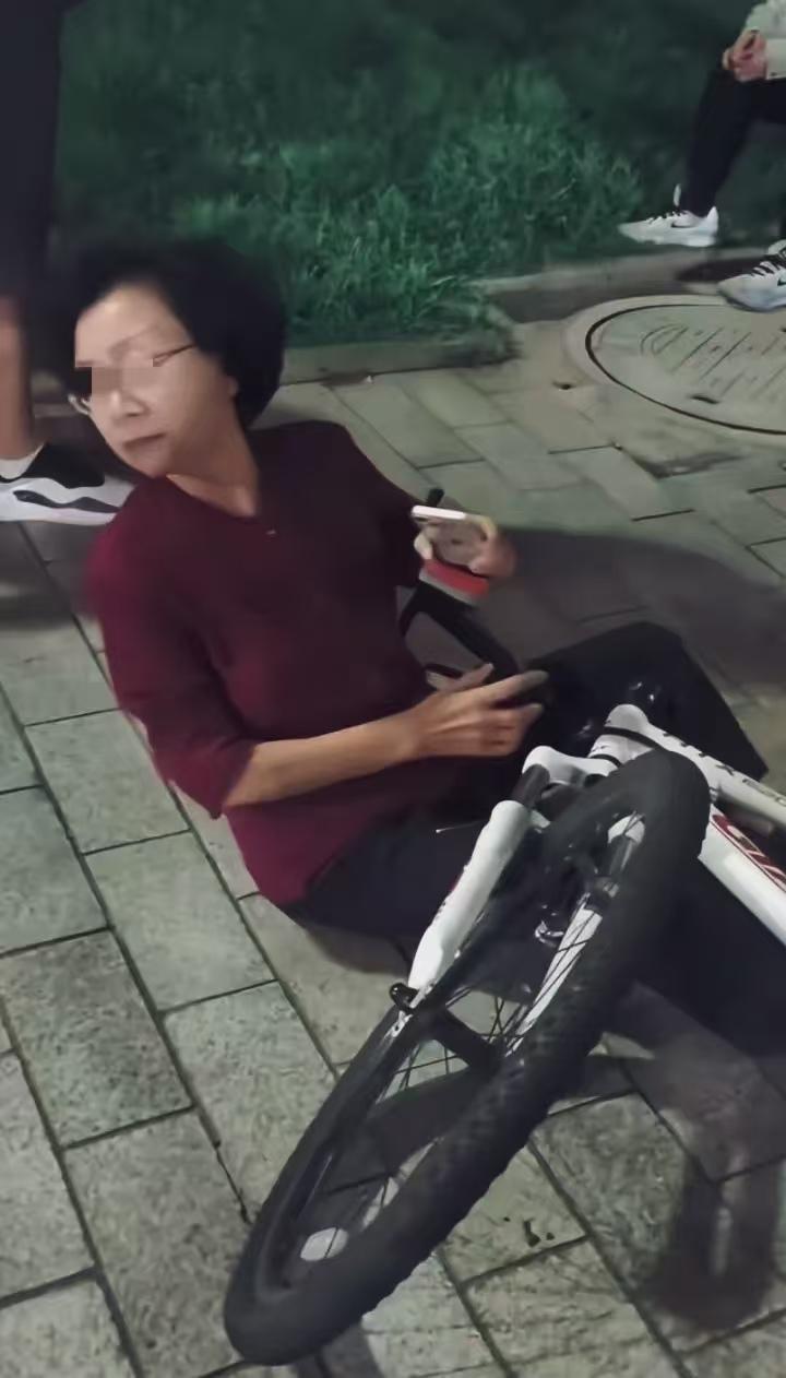 只能用魔法打败魔法了！大妈讹小学生，小学生反手拿出《道德与法治》，将今天刚学的
