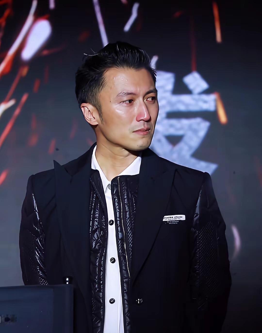 谢振轩这孩子，怕是一夜之间就长大了。听说他离家后，张柏芝那边出了点麻烦，镜