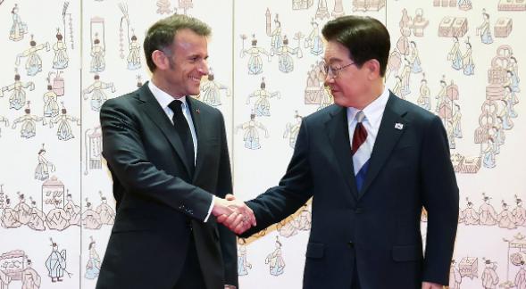 人在韩国，马克龙呼吁近50国联合起来，开辟第3条路线，共同制衡中国和美国