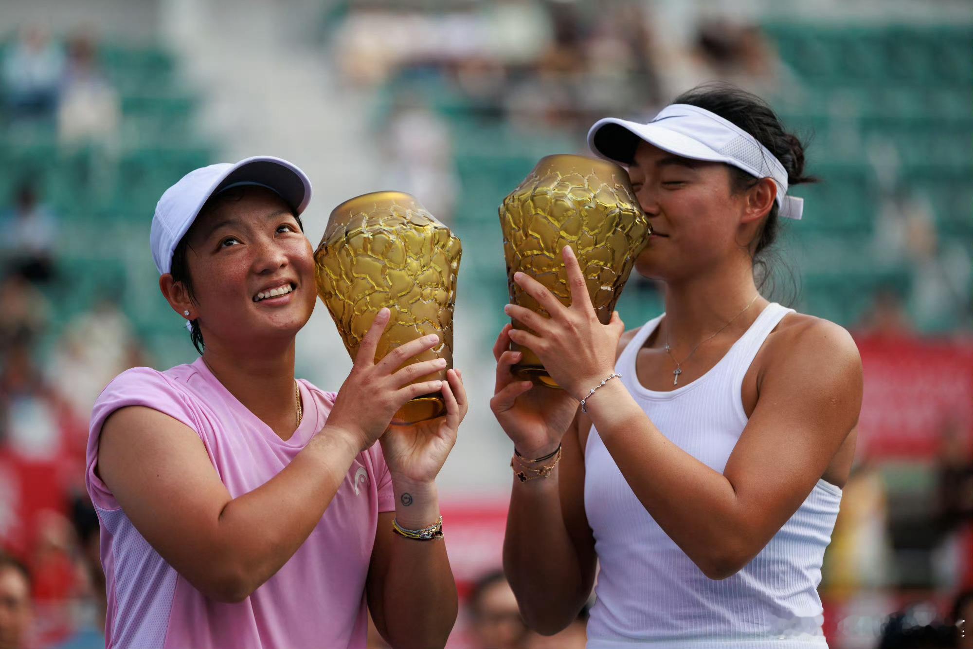 今年中国选手女双拿到7个冠军（女单0冠）：奥克兰250：蒋欣玗/吴芳娴阿德莱德5