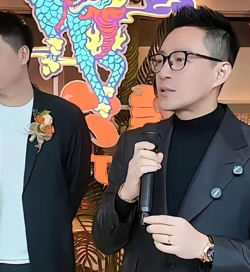 小菲一边割裂亲情一边代表母亲，言行太双标！兰姐有自己的活动，不参与店面开业剪彩