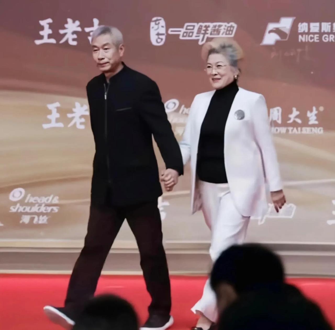 这两位才是真正的老戏骨，名不虚传，不论演什么角色，都拿捏的恰到好处。左边的是刘佩
