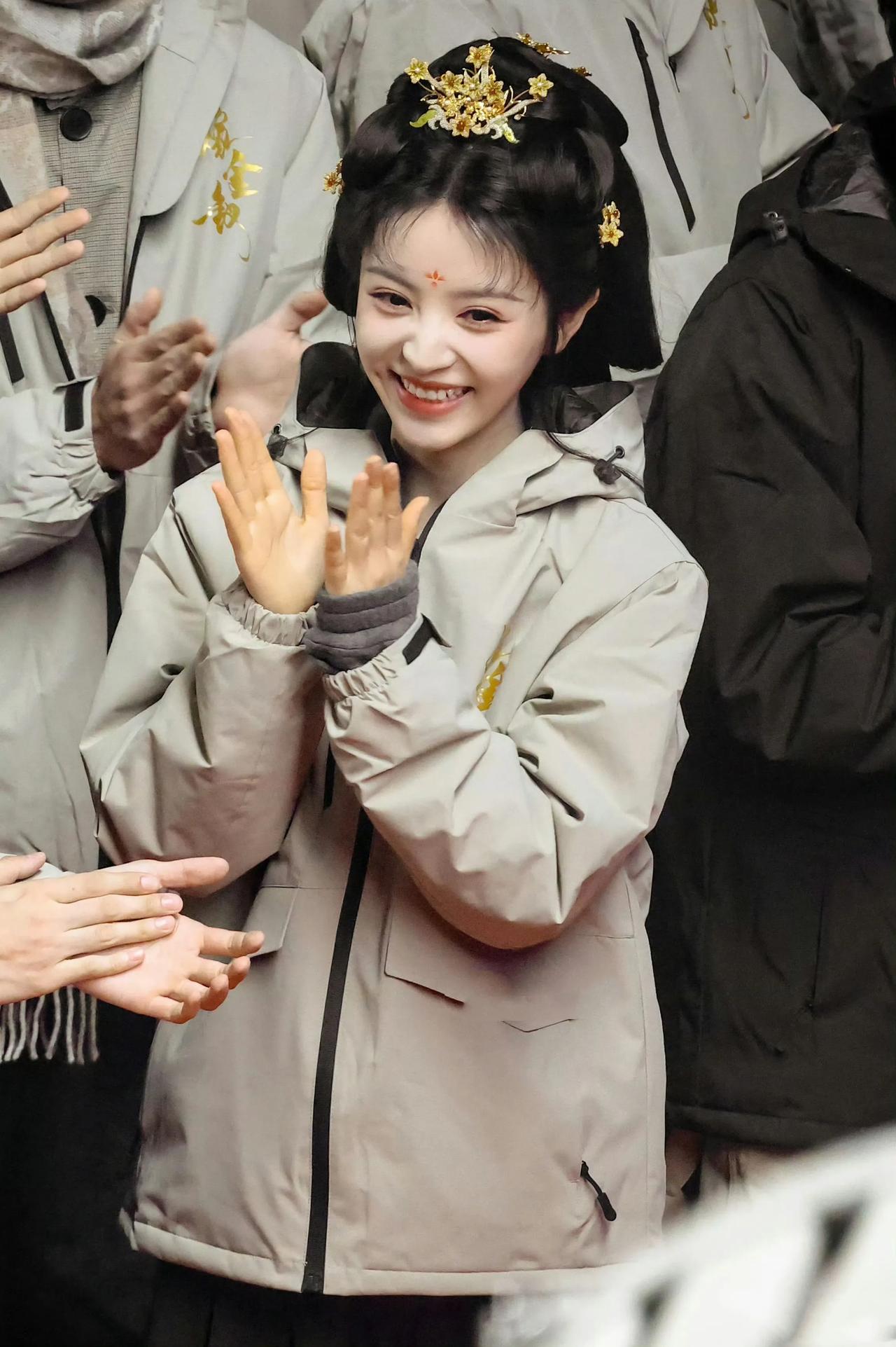 田曦薇新剧《嫁金钗》开机，满头“金钗”惹眼！《嫁金钗》开机，以为会看到隆重华丽