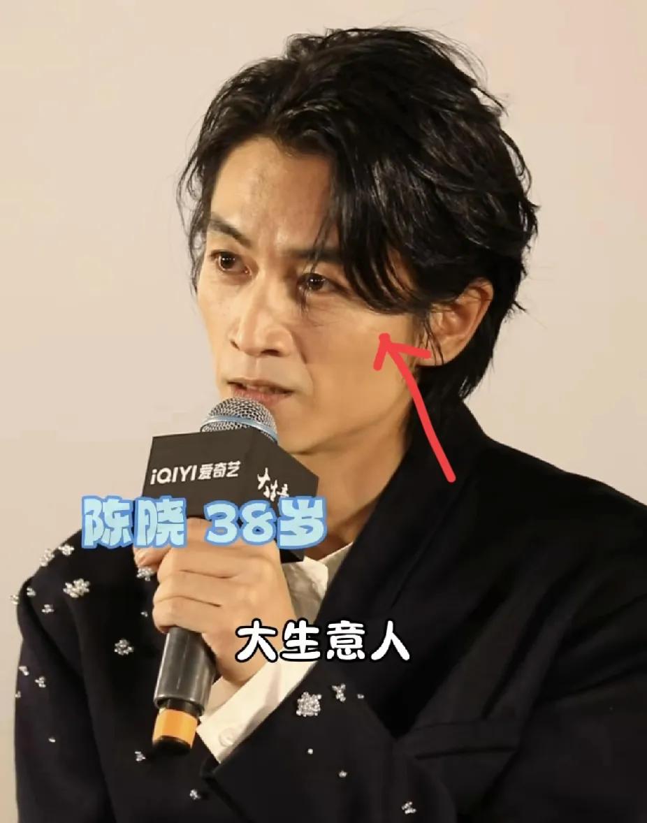 陈晓近期瘦到近乎皮包骨，原因是为新剧《大生意人》的角色主动减重15斤，再加上离婚