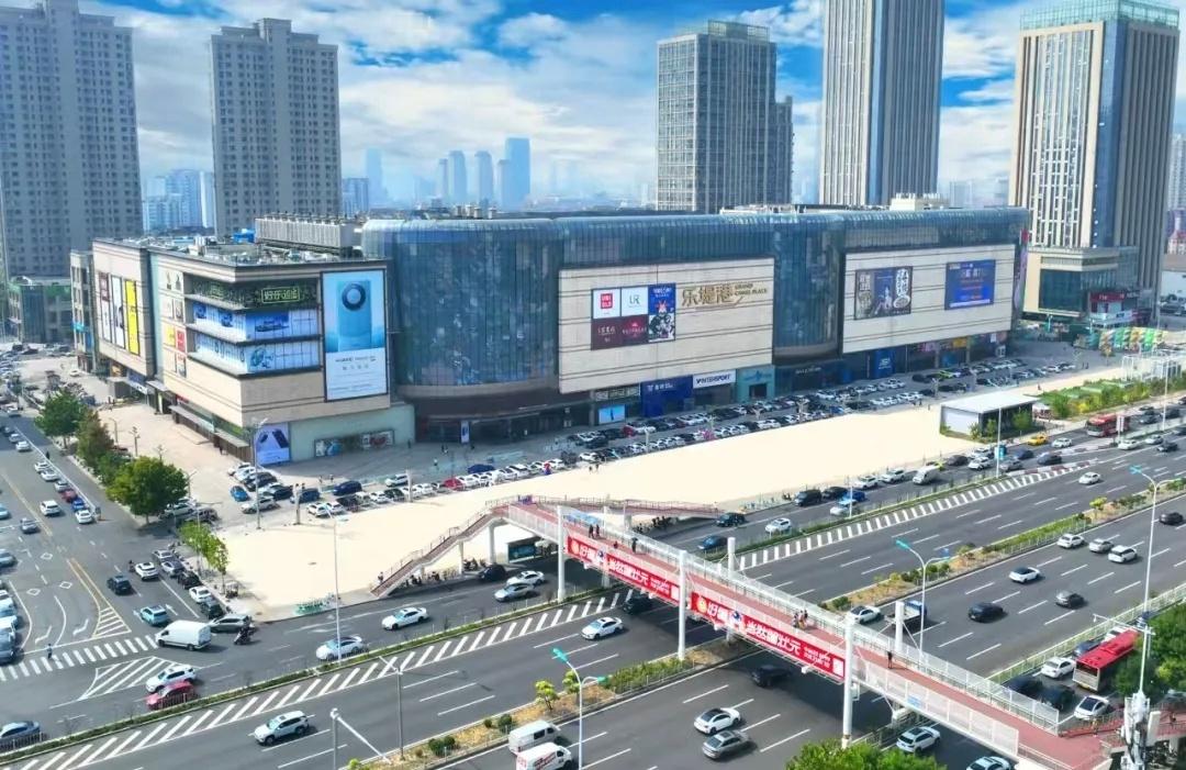 7月17日，天津河东爱琴海购物中心正式宣布更名为“天津远洋乐堤港”。​​​