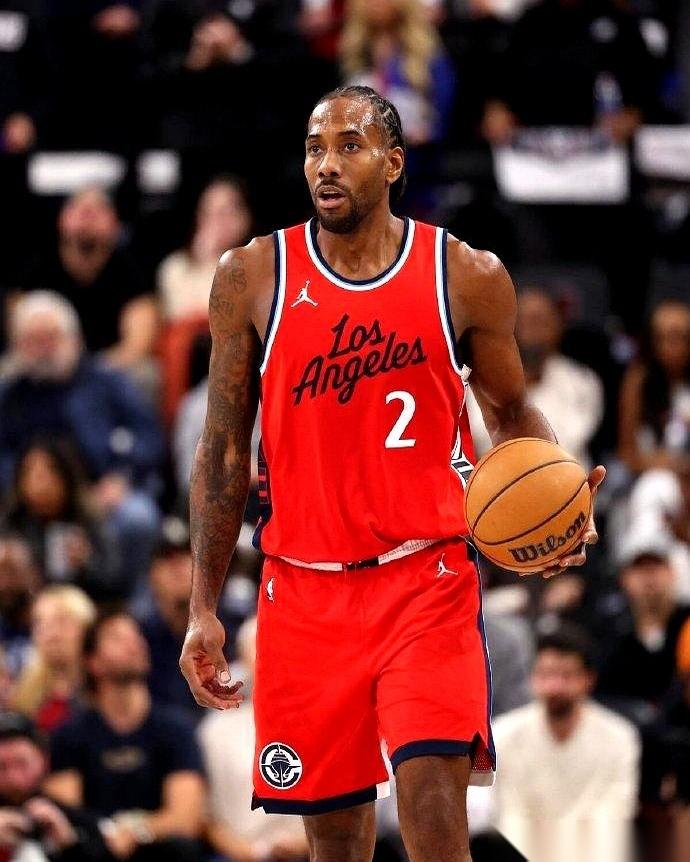 真的，就那么几下，看他抱着球往里冲，然后重重摔在地板上的时候，我心里咯噔一下。