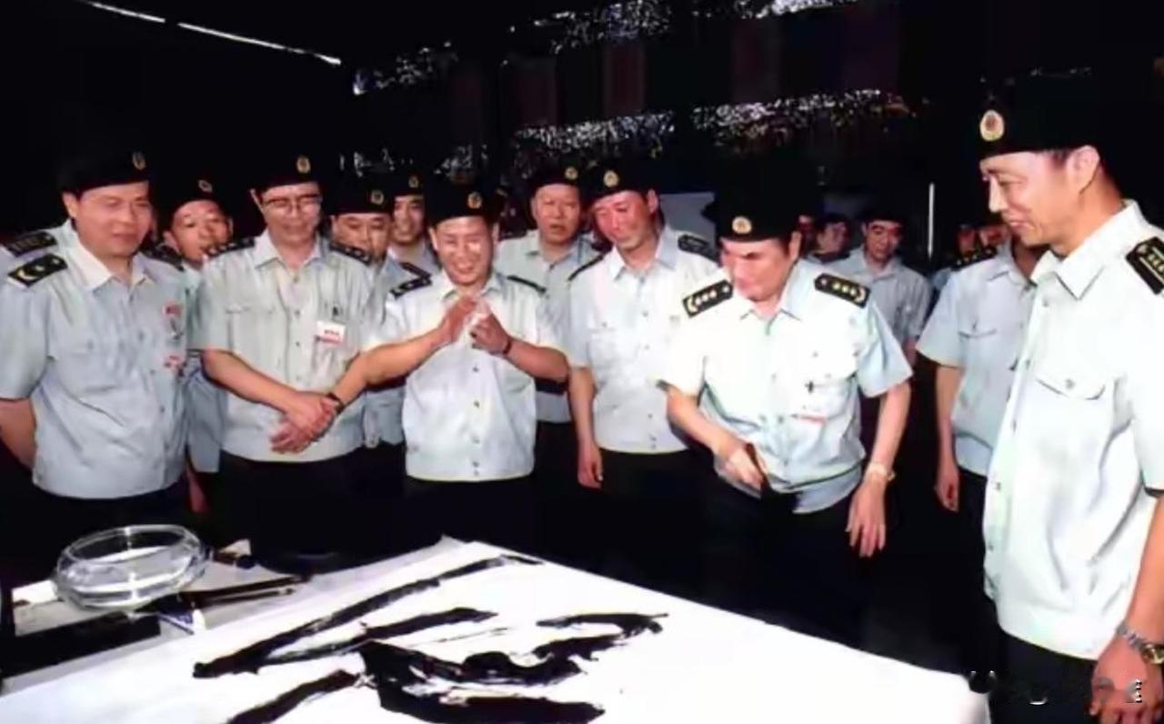 张万年上将视察二炮某部，他很少题词，这次却题了两个字，“神剑”，写得大气磅礴，力