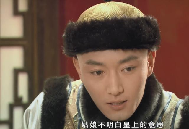 《甄嬛传》里，果郡王真是狡猾，他这是在试探小宫女呢。除夕夜，宫女余莺儿闷闷不