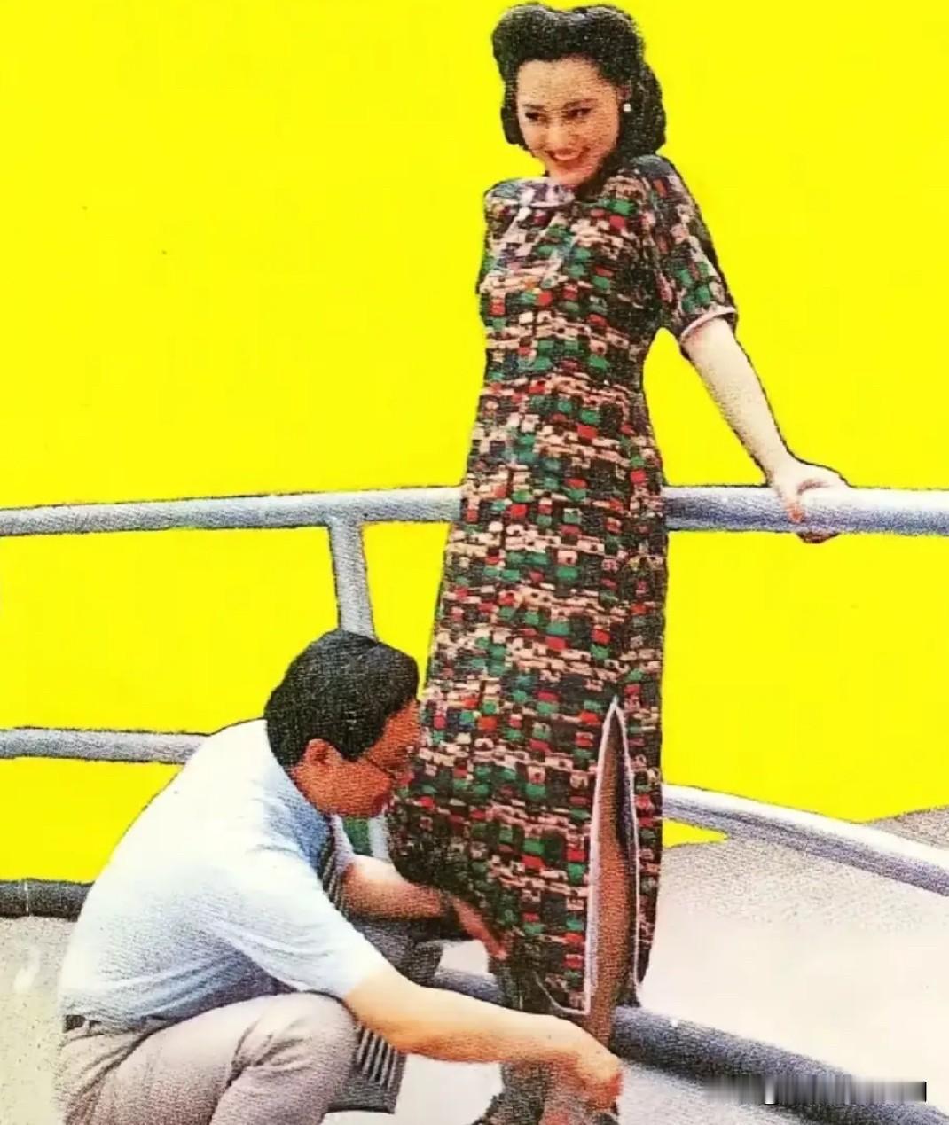 1986年，时年47岁的张学津为时年24岁的宋佳系旱冰鞋鞋带的一张留影，宋佳身穿