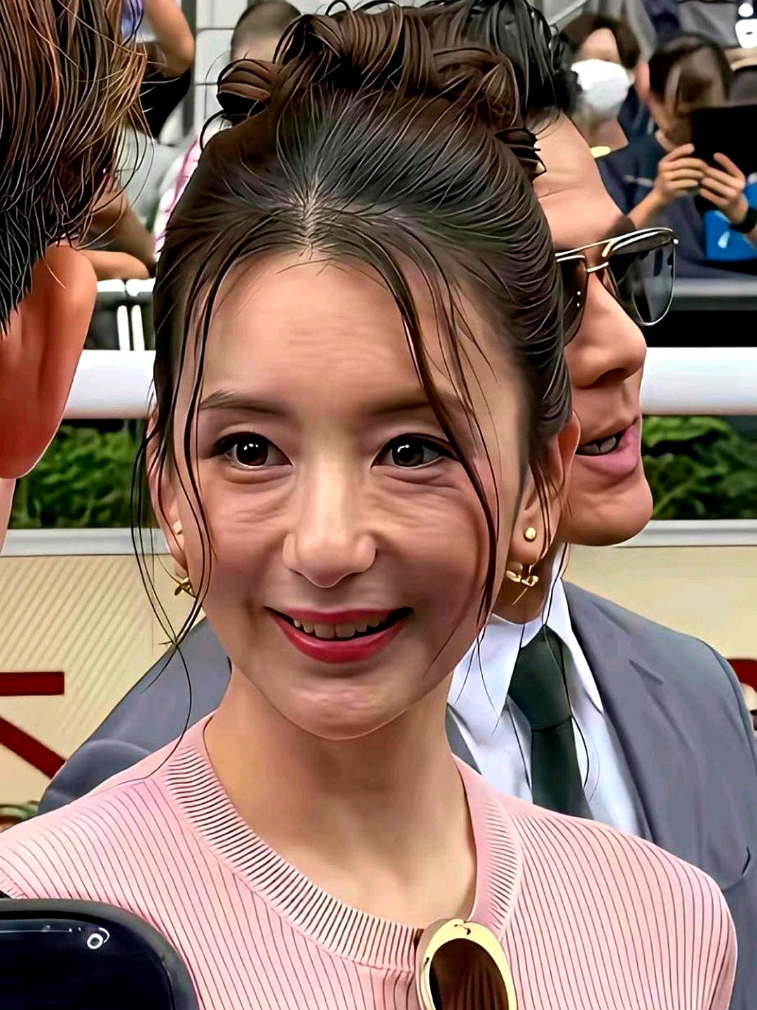 郭富城出席公开活动，身边的方媛全程踩着细高跟、挂着标准笑容，脸都快笑僵了也不敢松下来一点换上最挑不出