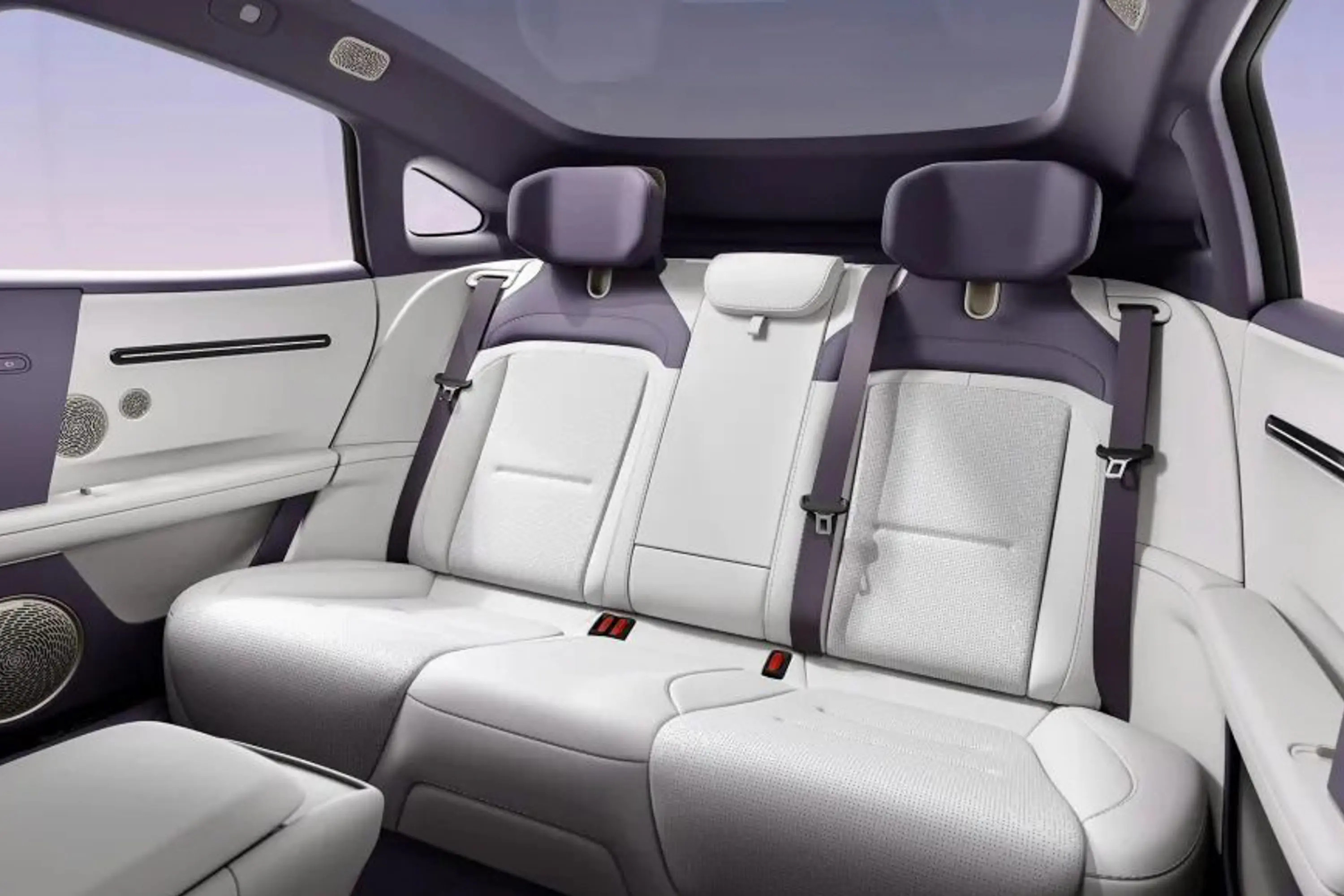 最近深度体验了阿维塔06，真的越看越对味🥰。实车比照片有质感多了，溜背加悬浮