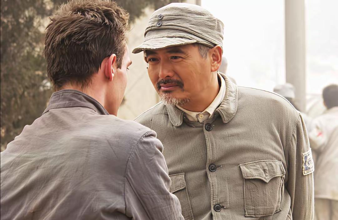 香港演员穿上八路军军装，总觉得哪里不对。周润发端枪的姿势再标准，眼神里还是江