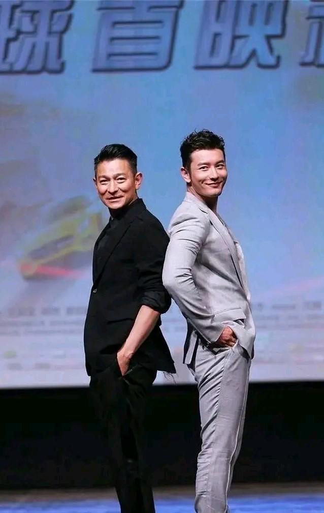 总有人爱拿黄晓明的身高说事,说他为了显高总爱在鞋里面放上内增高鞋垫,你看这张他和