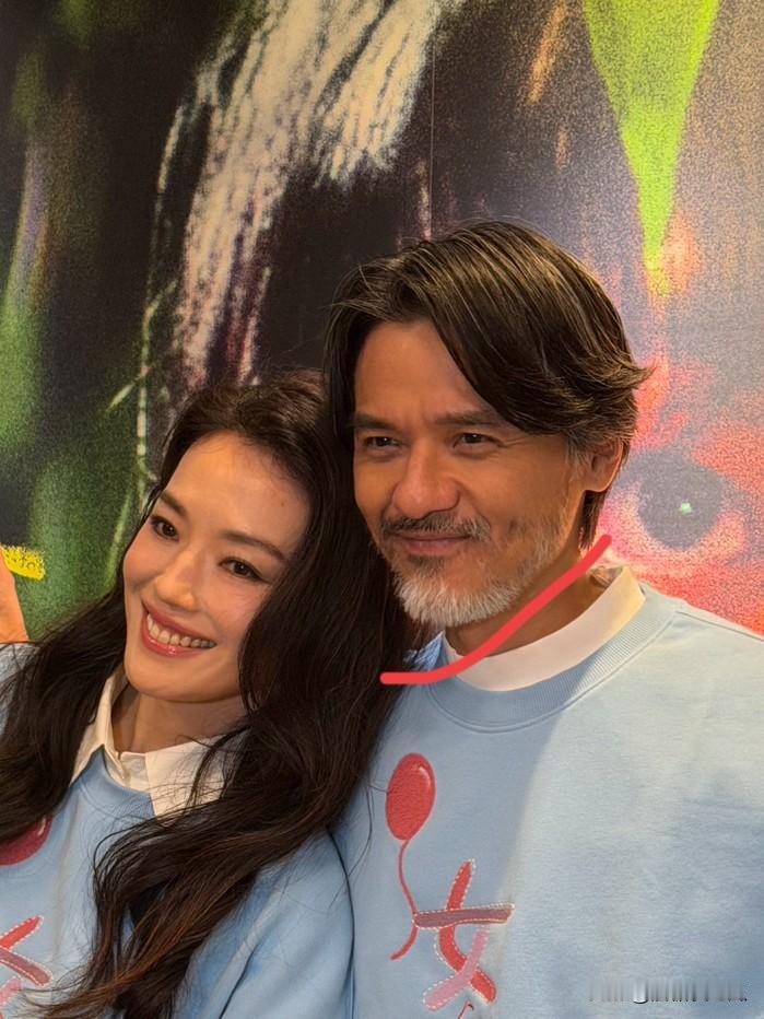 人越老越要打扮不信你看冯德伦，明明才51岁，站在舒淇身边根本都不像同龄人，胡子