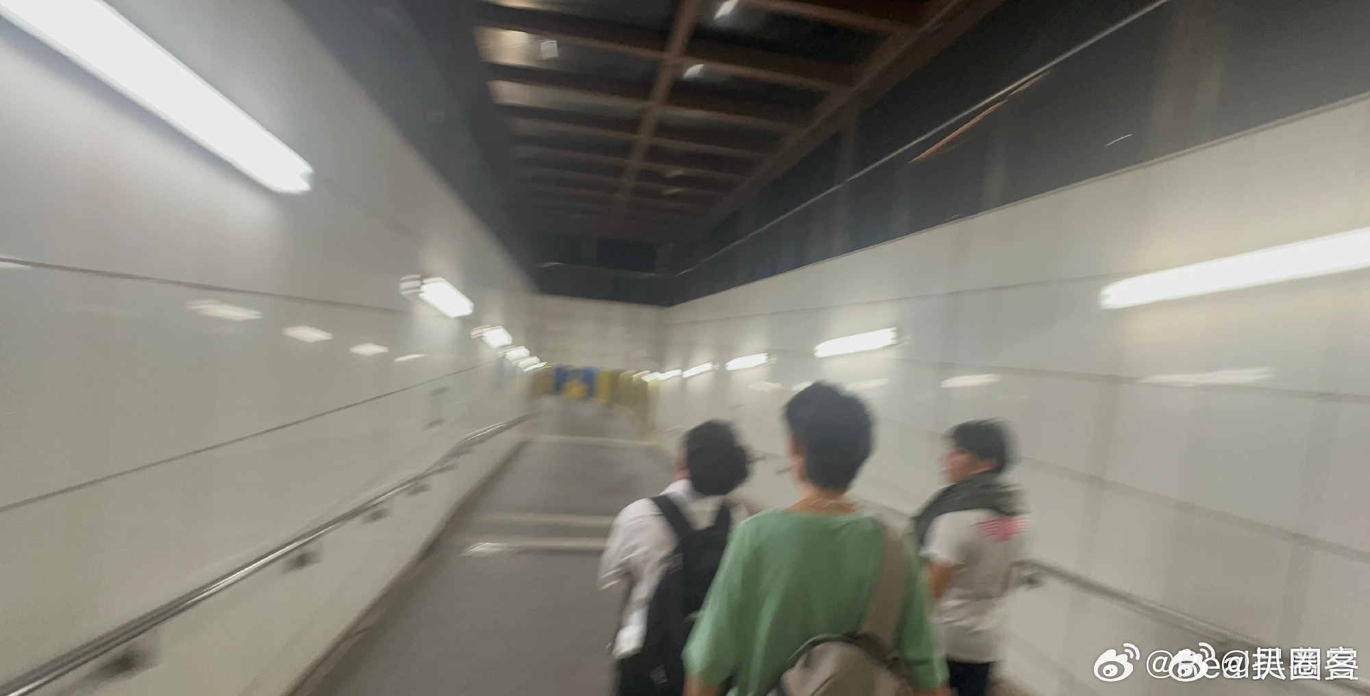 吴镇宇儿子费曼晒高中毕业照，看完费曼长文心里五味杂陈。大众记忆里那个可爱小男孩，