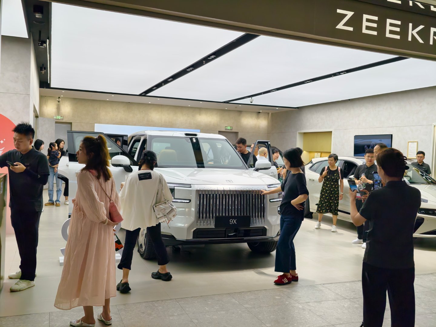 周末溜娃，路过万象城极氪店看9X人挺多…看来热度可以的极氪9x​​​