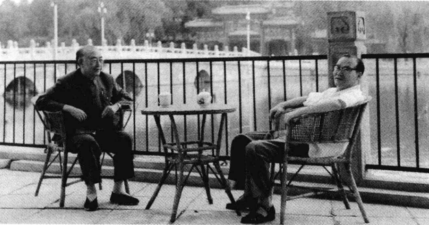1975年两位大人物在北海公园，他们都是毛主席晚年非常器重的人物，他们的面相都很