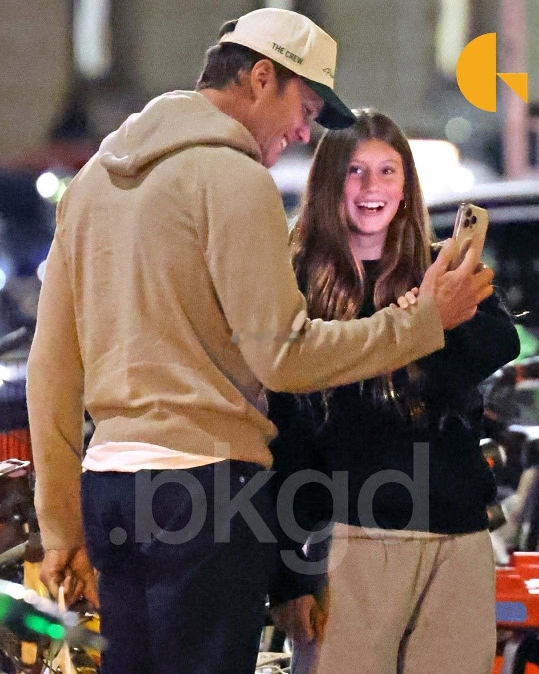 TomBrady带着他跟吉娘娘的女儿Vivian在米兰街头👇女儿好美