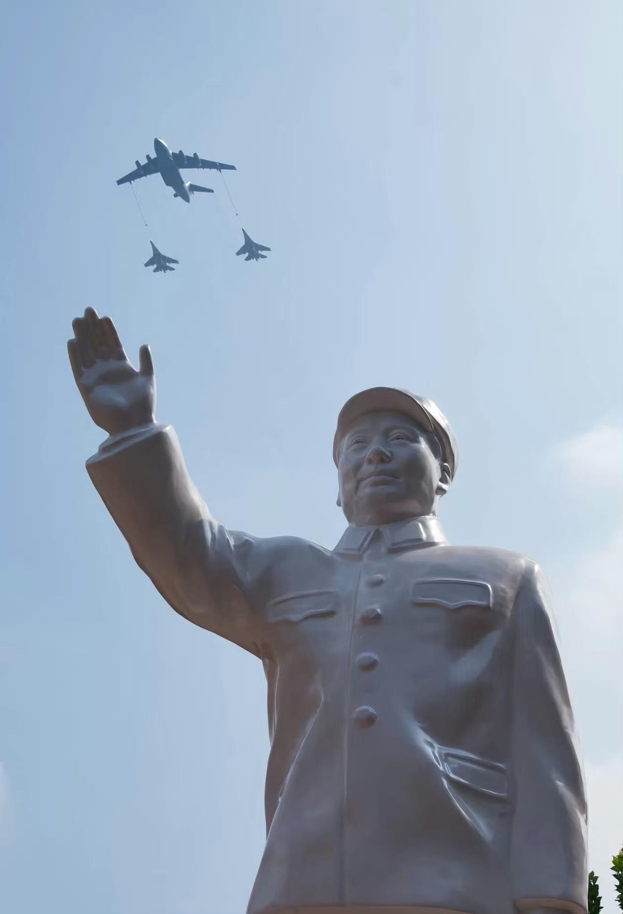 1949年12月16日，毛主席率领中国代表团抵达苏联进行访问。