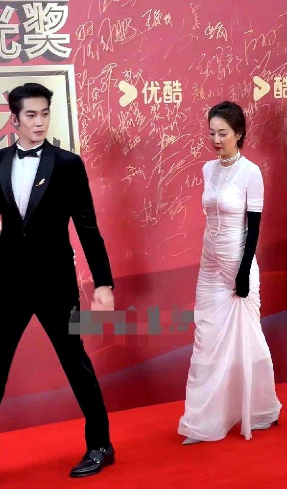 白色礼服套个黑袖套，马伊琍这身红毯造型直接被网友嘲成了“秋衣外穿”。同场的宋佳、吴越生图一拉出来对比