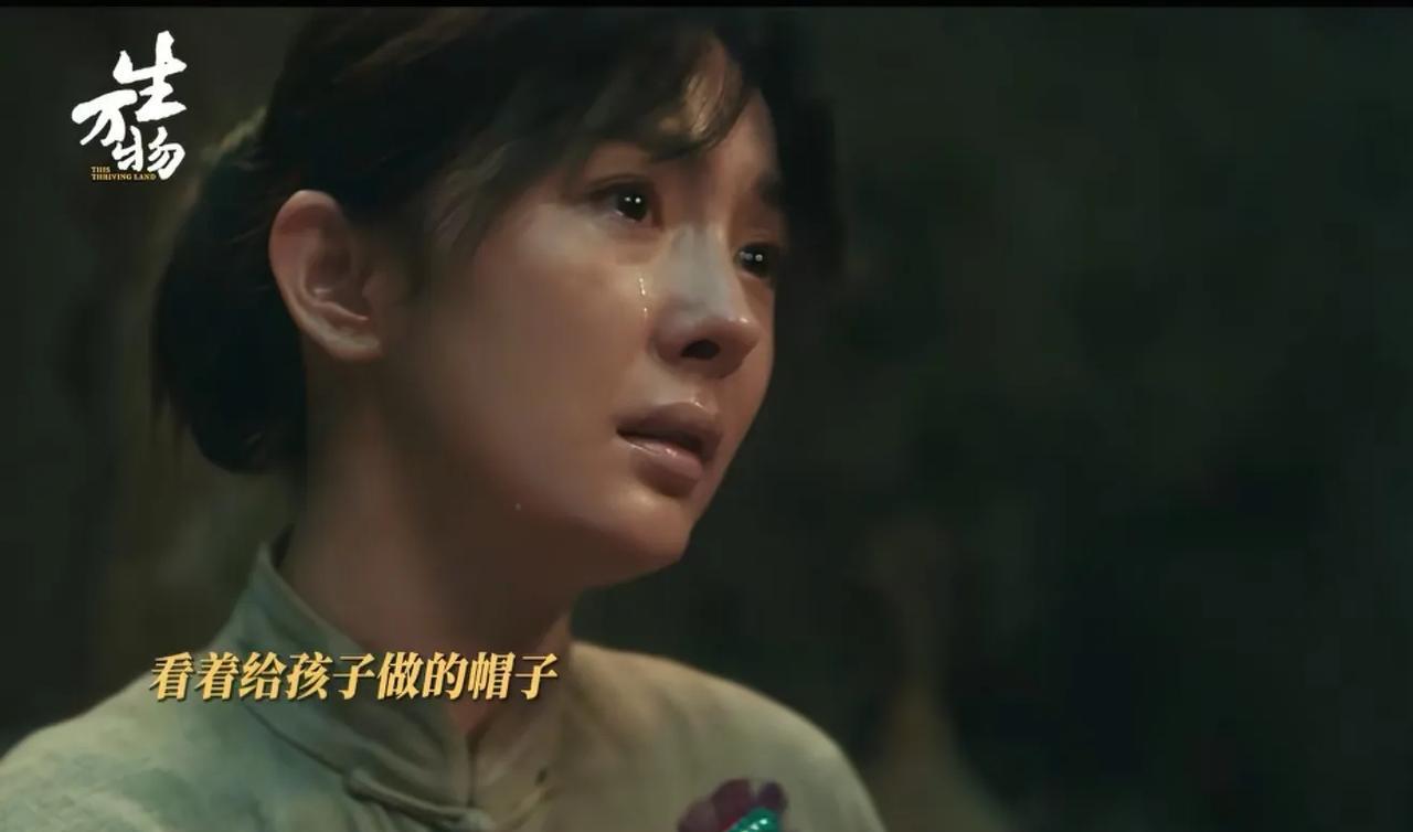 《生万物》绣绣正在田里干活时突然就瘫倒在地，苏苏大喊：姐，你咋流血了！大脚抱着绣