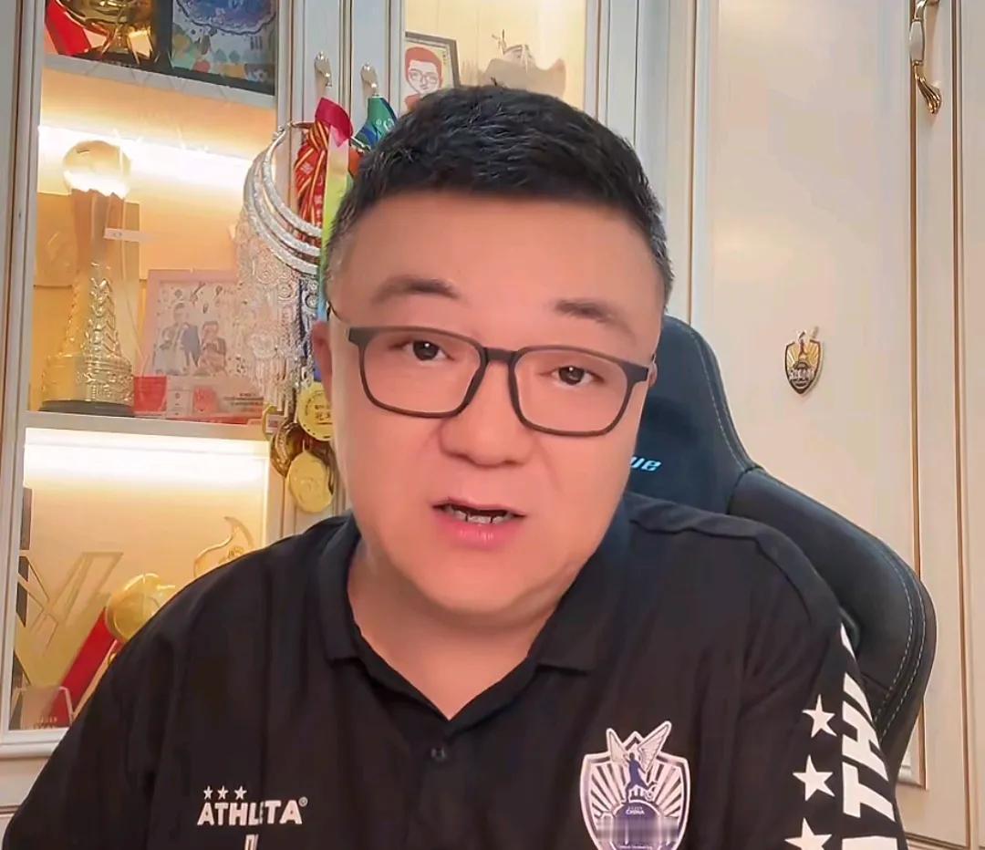 解说员董路在直播间爆了一个料。他表示，自己做足球青训之所以经常受到一些前国脚的