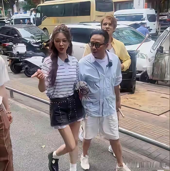 看到沈梦辰和汪涵站在一起，真的是时光荏苒啊。曾经的天天向上，曾经的快乐大本营。汪