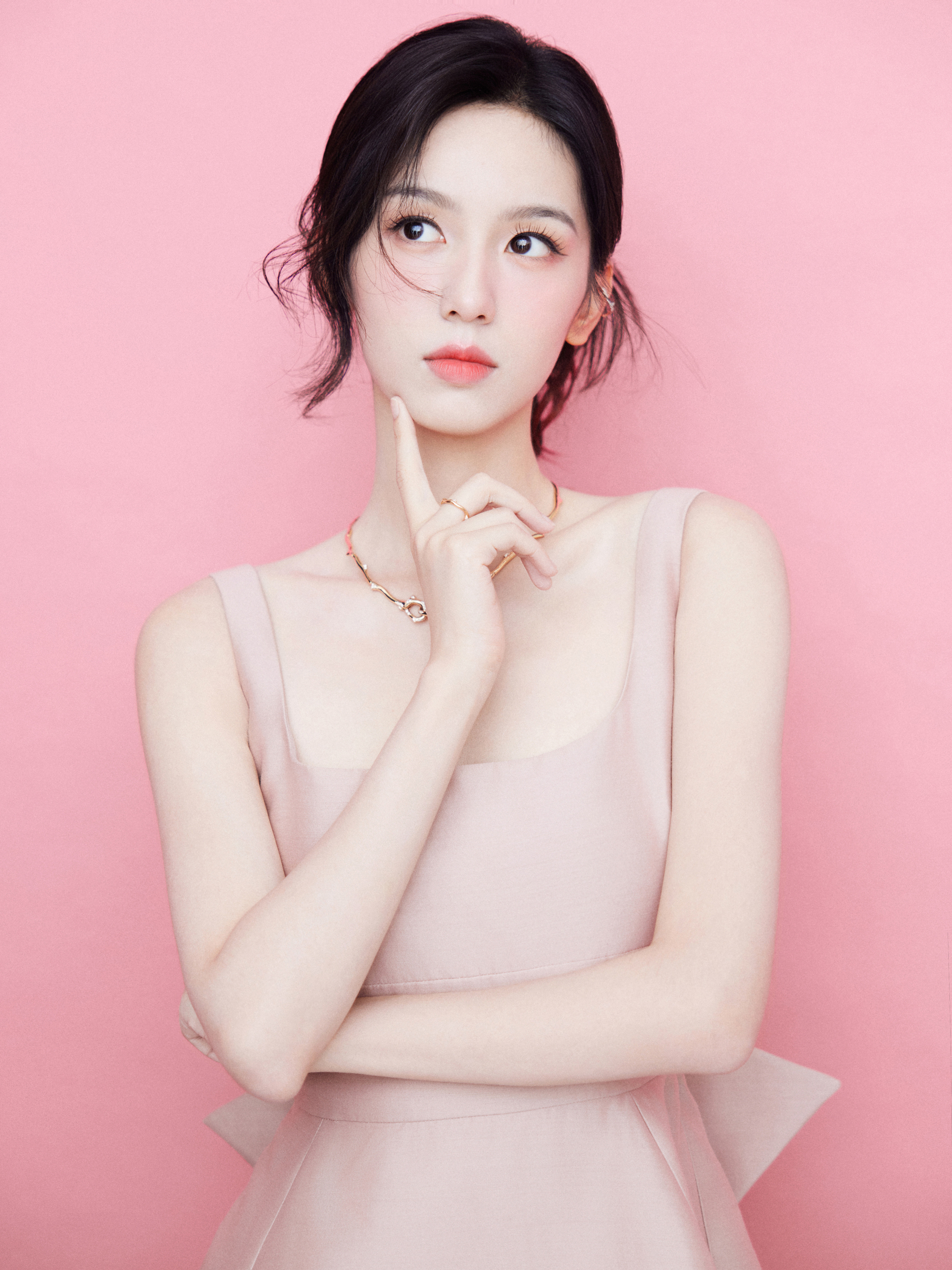 周也蝴蝶结粉裙周也迪奥活动出图，粉粉嫩嫩的🎀​​​