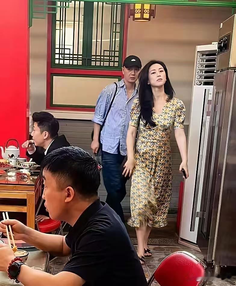 40岁的朱珠现身北京饭馆，着长裙搭拖鞋，长发随风飘，和普通人没差别。