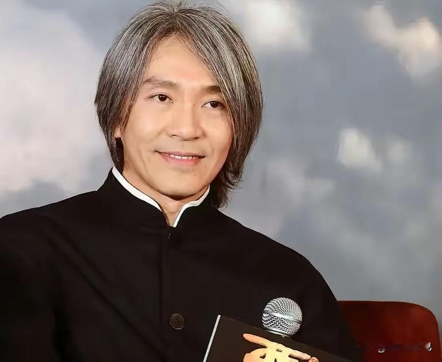 我觉得粉丝有时真的很双标，当年周星驰因为《西游降魔篇》分红和华谊弄得很僵，因为当