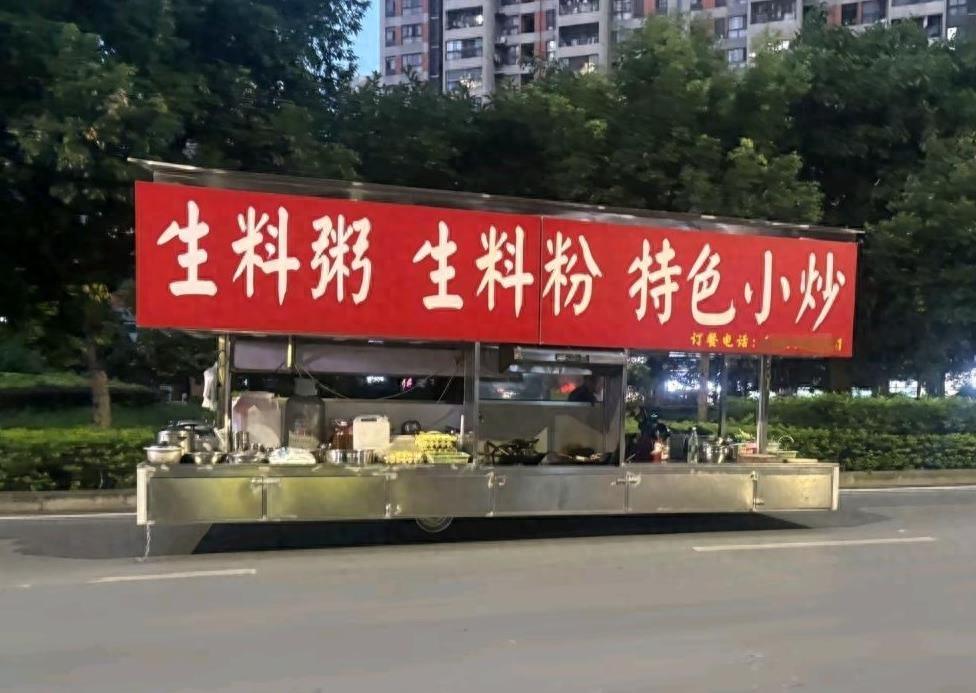 南宁，一辆5米长“巨无霸”摆摊餐车开上街头，视频一发引起了很大关注，网友调侃“开