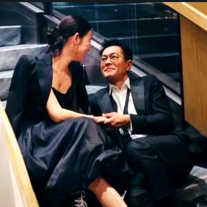 娱乐圈最让人抓心挠肝的一对，就是古天乐和宣萱，明明互相喜欢得眼神都藏不住，偏偏耗了几十年就是不往前迈