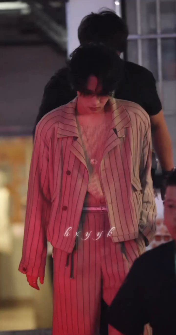 所有人感受超绝男模严浩翔🥵🥵🥵走的是地库还是T台我自有分辨严浩翔条纹套装无