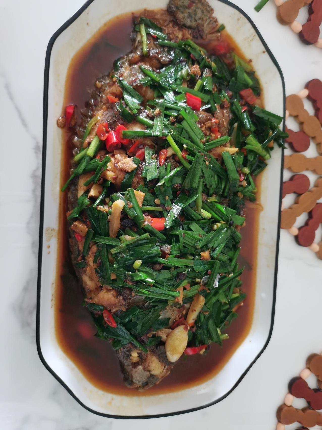 有个老板娘爱买黄金首饰,高兴时买一件黄金首饰送自己,不高兴时也买件黄金首饰取悦自