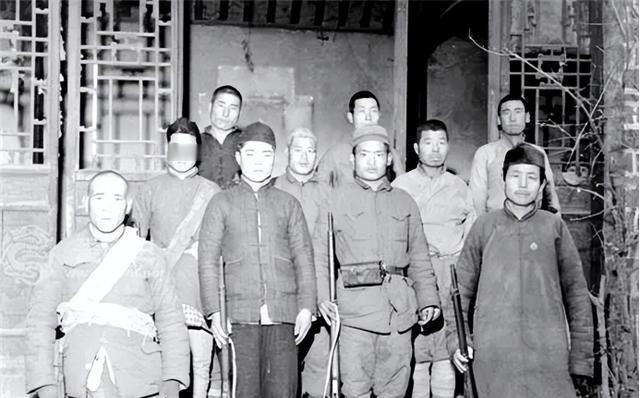 1947年，一地主偷偷放跑了一个革命干部。当还乡团的团丁打算抓捕他时，他却脖子一