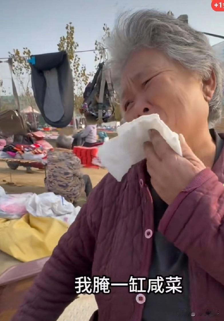 网友都评论看了视频眼泪止不住地流。视频中这位73岁的老大娘，老伴去世四年了，