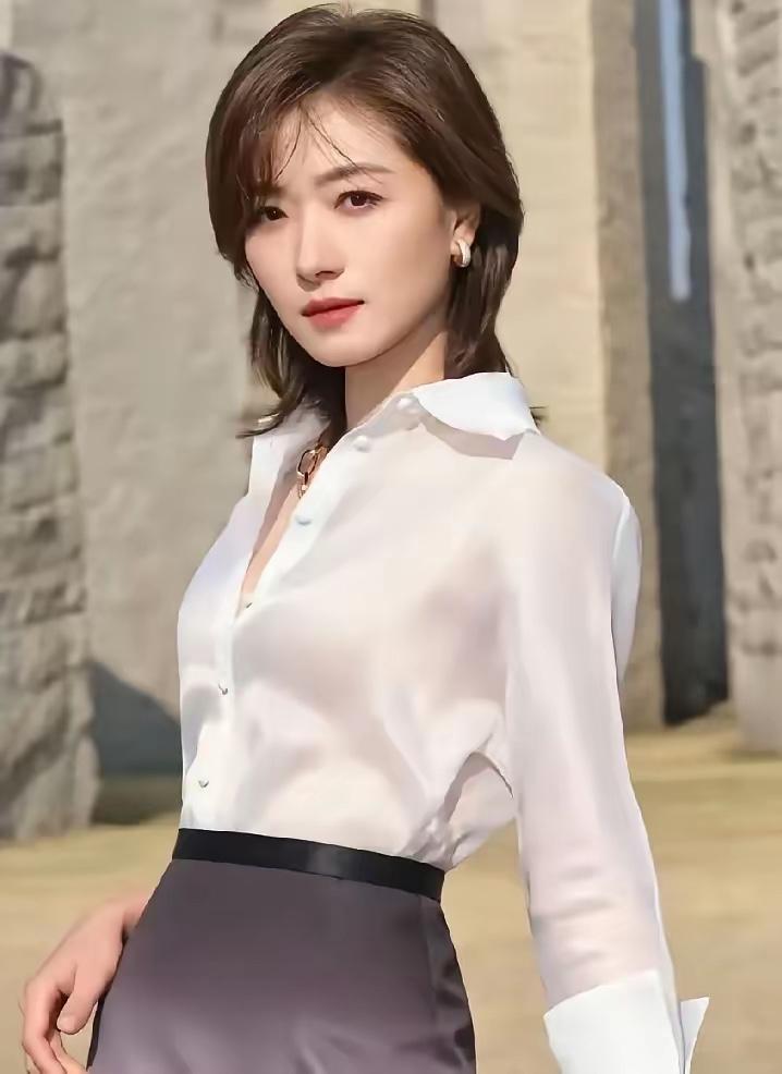 娱乐圈我最搞不懂的女明星，就是万茜了，明明有颜值，为什么43岁的她却依然这么低调