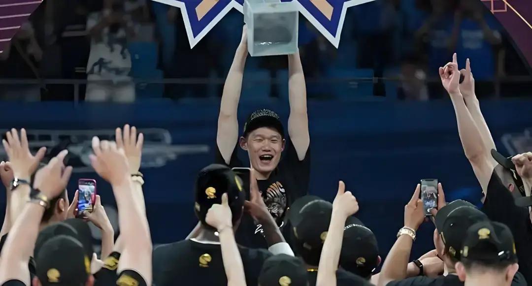 昨晚酒局，篮球圈一老友喝高了，透了个底，直接给我听笑了。CBA公司居然把咪