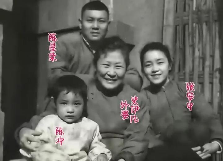 童年的陈冲与父母和外婆的一张留影，陈冲1961年出生于上海的一个医学世家爷爷奶奶