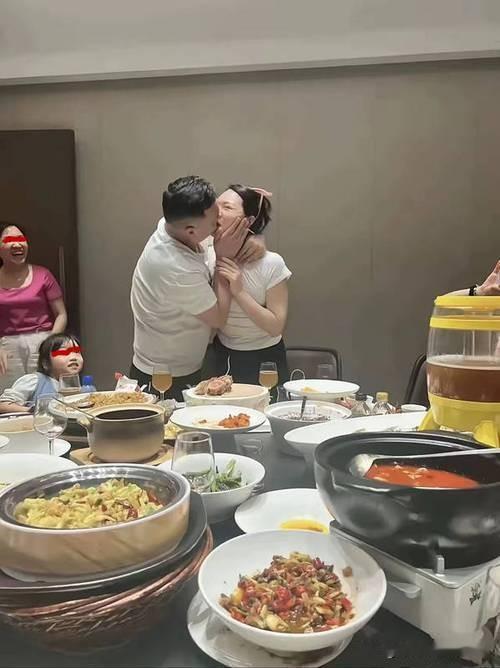 一对中年男女在同学聚会上喝了点酒，抱在一起亲了一下，被人拍成视频发上网，标题还配
